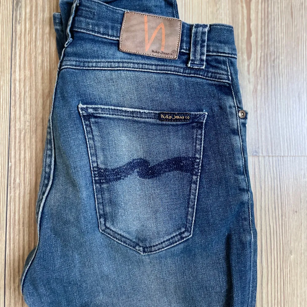 Säljer ett par sjukt feta Nudie jeans! Slim fit W29 L32 Bra skick . Jeans & Byxor.