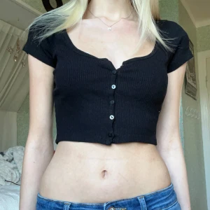 crop top - super gullig crop top med knappar
