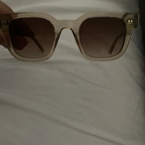 Chimi 04 Ecru - Säljer ett par nya Chimi Ecru 04. Inga repor eller något tecken på användning eftersom dom inte använts, endast testade! 