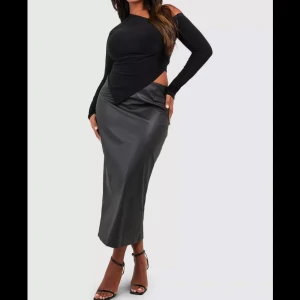 Svart långkjol i skinn imitation - Säljer en elegant svart långkjol i skinn. Den är i nyskick och passar perfekt för höst och vinter. Kjolen har en normal passform och är superbekväm att bära. Den är i Petite storlek, passformen är någonstans mellan S och M. Priset kan diskuteras