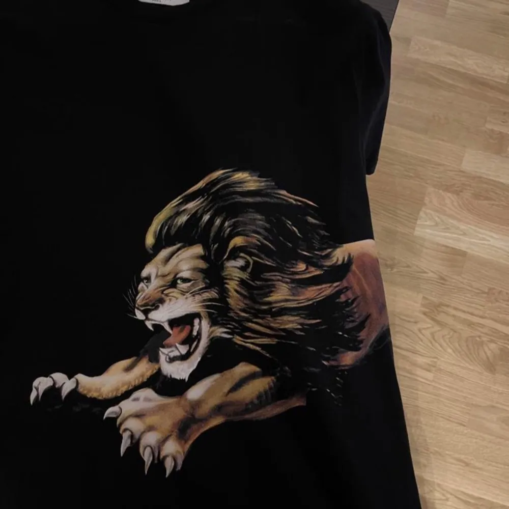 Mycket fin tshirt köpt i Florens, Italien. Sitter som en tight L, sitter åt i armarna och lite slappare vid midjan. T-shirts.