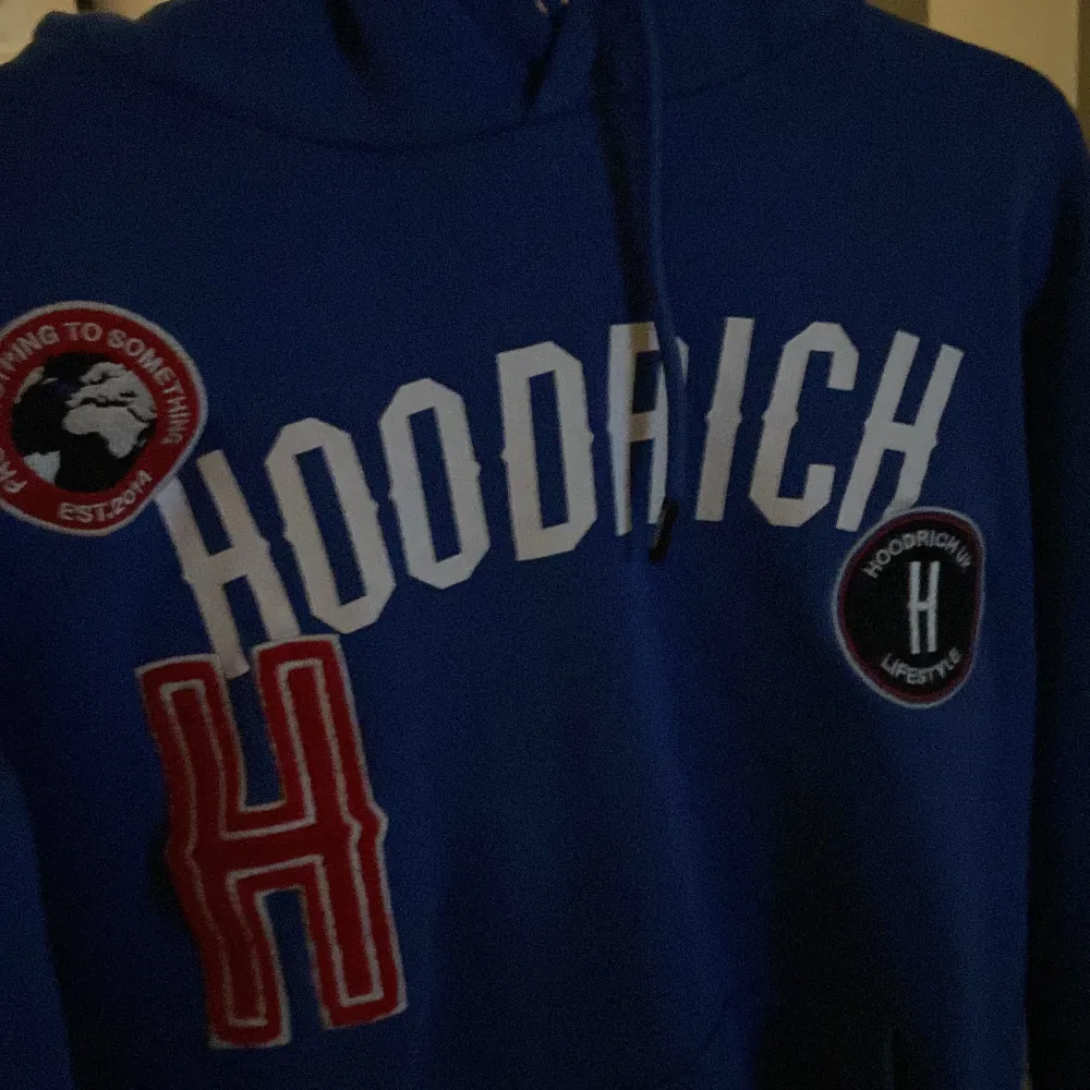 Säljer nu denna fina hoodien.  Mycket bra skick, inget tecken på användning. . Hoodies.