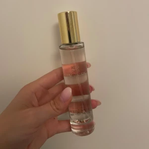 Red Zara Temptation Parfym - Som bilden visar är den i princip oanvänd. Perfekt storlek att ha med sig i väskan eller om man t.ex ska resa❤️ Doftnoter är saffran, bitter apelsin, koriander, jasmin, amber, moss & musk. Nypris var 139kr.
