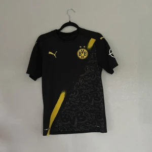 BVB fotbollströja - Säljer nu denna super snygga fotbollströja, säljer den för att jag inte använder den längre. Om fler bilder önskas löser jag de såklart.