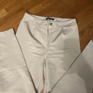 Ksotymbyxor - Sliten knapp annarsr de fina, ljus beiga i färgen. Går nära kroppen ned till ankeln. 