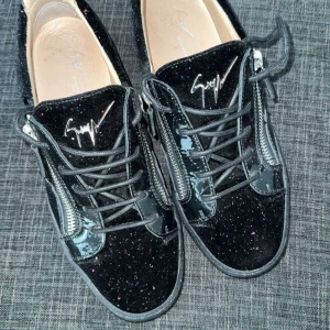 Giuseppe Zanotti - Giuseppe Zanotti skor i nyskick storlek 43-44. Varken kvitto eller box finns med därför så bra pris. Möts upp hälst men frakt går även bra!