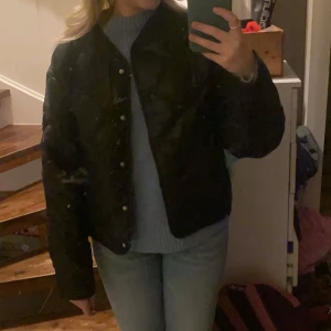 Jacka  - Lätt jacka från monki,  använd men har inga större defekter, kanske är någon fläck som jag  i sånna fall  har  missat men som troligtvis då går bort o tvätten 