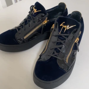 Giuseppes Zanotti  -  fräscha giuseppes i svart och marinblå (mocka) som ni ser har skorna använts ett tag men annars inga fel på skorna. Inget kvitto eller box men helt äkta och har även ledgit-checkats av ”kicksnstuff” innan de rengjorde åt mig, pris går att prata om!😊