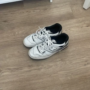 Newbalance 550 - Skor i bra skick som är knappast använda.  Priset går att sänka vid en snabb affär.  Lådan saknas, kan skicka fler bilder om det behövs.