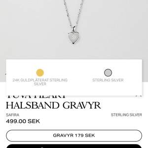 Silver hjärt halsband med ett L ingraverat. Lite slitet som du kan se på bild 2, kommer i original förpackningen. Nypris 678kr🩷.