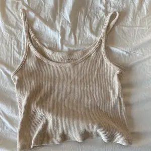 Ett ribbat linne från brandy Melville, storlek är one-size men passar som s/m. Använd ett fåtal gånger 💓