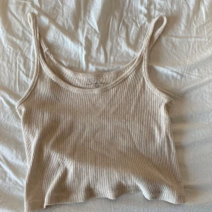 Beige linne - Ett ribbat linne från brandy Melville, storlek är one-size men passar som s/m. Använd ett fåtal gånger 💓