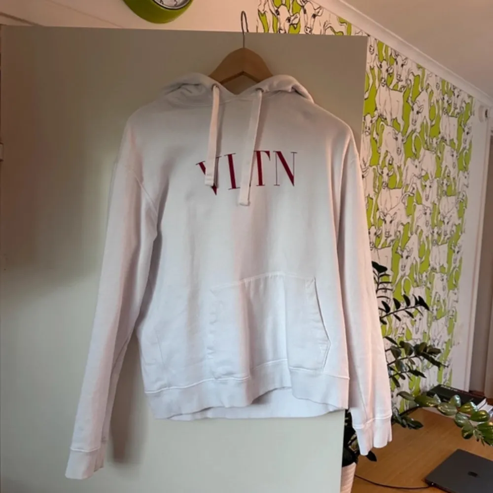 Säljer nu en fet valentino hoodie perfekt t hösten i storleken M. Mitt pris endast 1499 Kontakta vid vidare funderingar eller frågor. Hoodies.