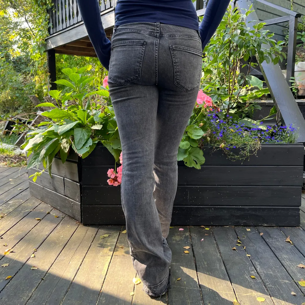 Grå bootcut jeans från Gina Tricot. De har en defekt på benen som syns på bild 3. Jag på bild är storlek 34 och 170cm lång. . Jeans & Byxor.