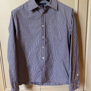 Tommy Hilfiger skjorta XS - Tommy Hilfiger skjorta  storlek: 16-18 XL, motsvarar ungefär storlek XS i vuxenstorlek.  Skick 9/10 Ljus färg mer små blå rutor 