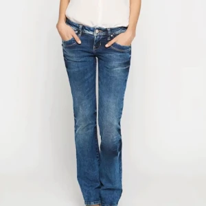 Ltb jeans - Jätte snygga blå Ltb jeans! Köptes på Zalando i våras!💓💓kommit till användning få tal gånger därför ja nu säljer!💓hör av er vid intresse!