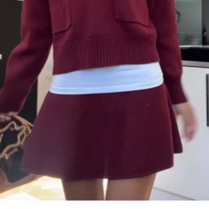 Vinröd Stickad kjol  - SÖKER denna kjol från zara! Hör av dig om du har en o kan tänka dig att sälja! 