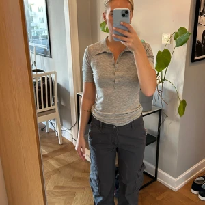 Cargobyxor - Ett par gråa cargo byxor från Gina Tricot i storlek S. Låg midja och rak/baggy passform. Långa på mig, 170cm lång vanligtvis strl S/36/W27-28. Knappt använda. 