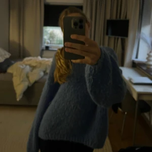 Blå stickad tröja🫶🏻 - Jag säljer min väldigt fina stickade tröja från only! Använder ej så därför säljer ja🙌🏼🫶🏻