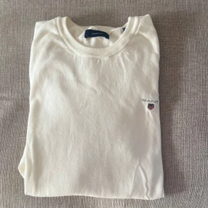 Vit långärmad tröja från GANT - Säljer en stilren och klassisk vit långärmad tröja från GANT. Tröjan är i nyskick och har en broderad logga på bröstet. Perfekt för både vardag och lite finare tillfällen. Den är gjord i ett mjukt och bekvämt material som känns skönt mot huden. skick 9,5/10 ✅