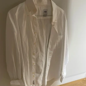 Skjorta - Hej! Vit skjorta från zara i storlek M relaxad fit!