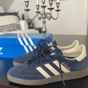 Adidas special  - Blåa adidas Spezial i navy blå med vita detaljer - storlek 43 - knappt använda - allting fås med även kvitto om man vill! Nypris 1250. Hör av er vid fler frågor eller funderingar! 
