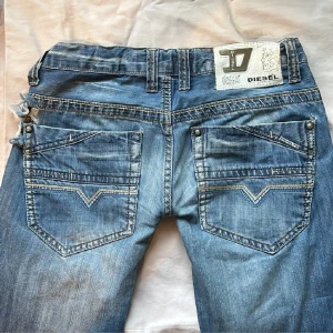 Dieseljeans - Så coola dieseljeans som jag köpte här på plick som tyvärr inte passade. Innerbenslängd: 76 Midjemått: 39  Bilderna är från förra ägaren💕