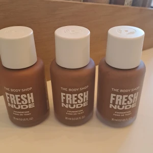 Nytt smink the body shop foundation - Hej har ett parti med helt nytt oanvänt smink från the bodyshop Finns i alla nyanser av foundation  här är nyans deep Kan hämtas eller skickas.