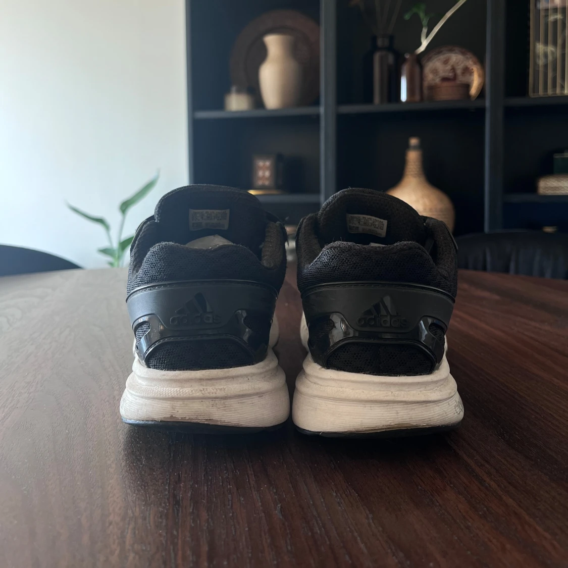 Svarta Adidas sneakers med vita detaljer - 92