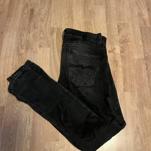 Nudie jeans - Tjena säljer nu mina riktigt snygga slim fit Nudie jeans, modell grim tim, storlek w30 L34, bra skick, hör av er om ni undrar något mer!💯