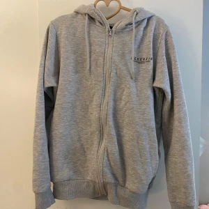 Mjukis set  - Grått mjukis set, både tröjan och byxorna