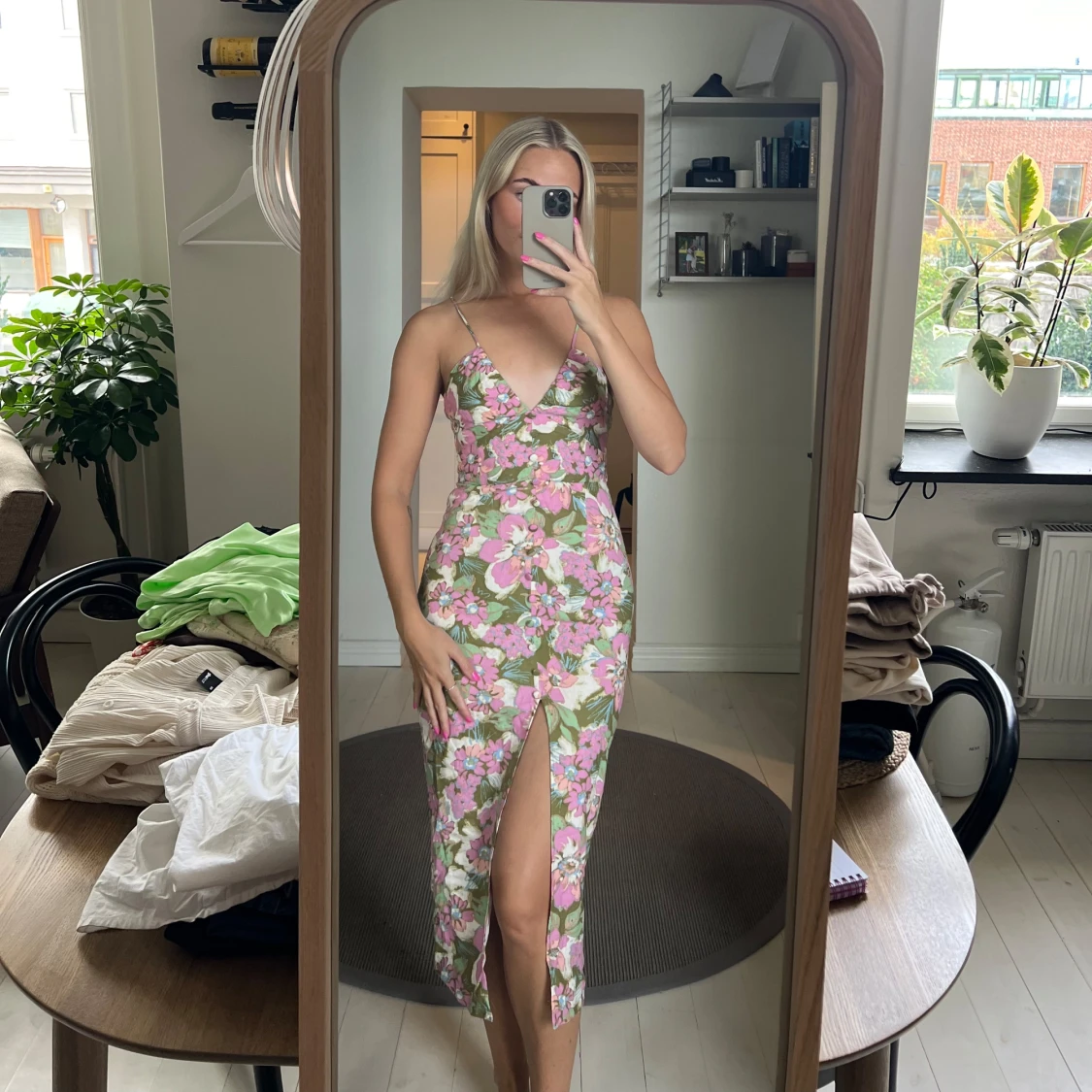 Blommig klänning med slits