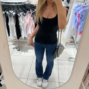 Bootcut jeans - midwaist bootcut mörkblå jeans, bra skick men använda 💓💓