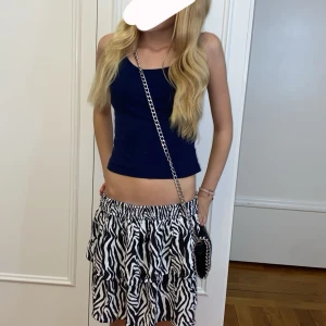 Fin zebra kjol från kappahl 🦓💕 - Säljer den för att den inte kommer till användning 💋 den passar även mig som är 156 cm 