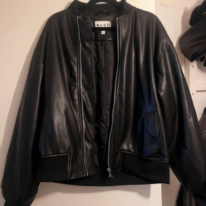 Jacka - Super fin höst jacka från NA-KD, endast använd 1 gång. Säljes då den inte kommer till användning. Storlek 32 men den är väldigt oversize, jag är strl 36 i vanliga fall, men den passar även större.  • strl 32/S •sparsamt använd •inga fläckar/defekter
