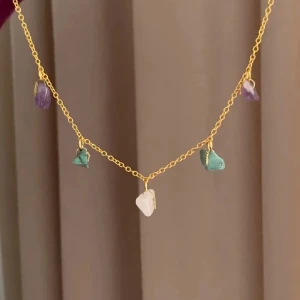 Kort halsband med kristaller  - Kort halsband (ca 40 cm) med äkta rosenkvarts, amethyst och blå mineraler! Det finns även i silver! OBS: formerna på kristallerna på ditt halsband kan komma att vara olika än de på bilden eftersom varje kristall är unik! Detsamma gäller färgerna💓 