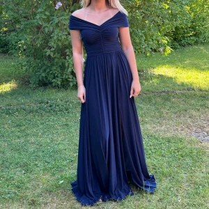 Balklänning  - Säljer nu min fina balklänning💕  jättebra skick och är bara använd 1 gång! 