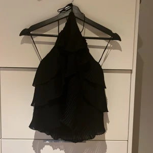Halterneck volangblus - Säljer denna superfina halterneck volangblus från zara då den är för liten. Den är i fint skick.