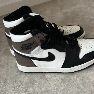 Säljer dessa rep jordans. Modellen heter Jordan 1 Mocha och är väldigt bra kvalitet. Har endast testat några gånger och de är i nyskick.