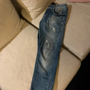 Blåa Ripped jeans - Tja! Säljer nu dessa asfeta blåa LTB jeans som är ripped. Passformen är straight leg och storleken är 32/32.   Säljer då jag knappast använder de. Inga defekter alls.