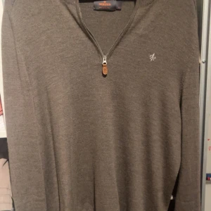 Morris half zip -  Morris half zip i Merino ull, skicket är 9/10 och den har varit sparsamt använd. Den är i storlek xl men passar . Skriv vid frågor eller funderingar!                                                 Obs får bara en 🪨