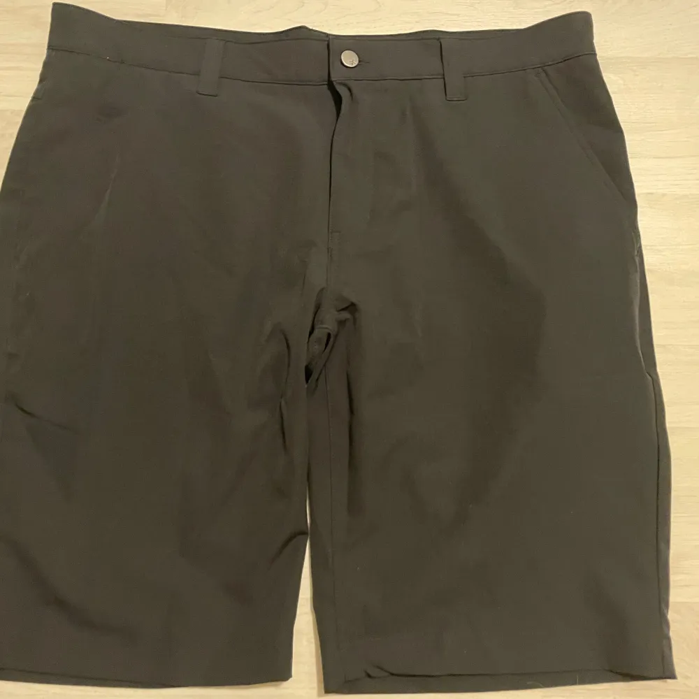 Cross sportwear golfshorts. Aldrig använda. Säljer pga att dom inte passade.. Shorts.