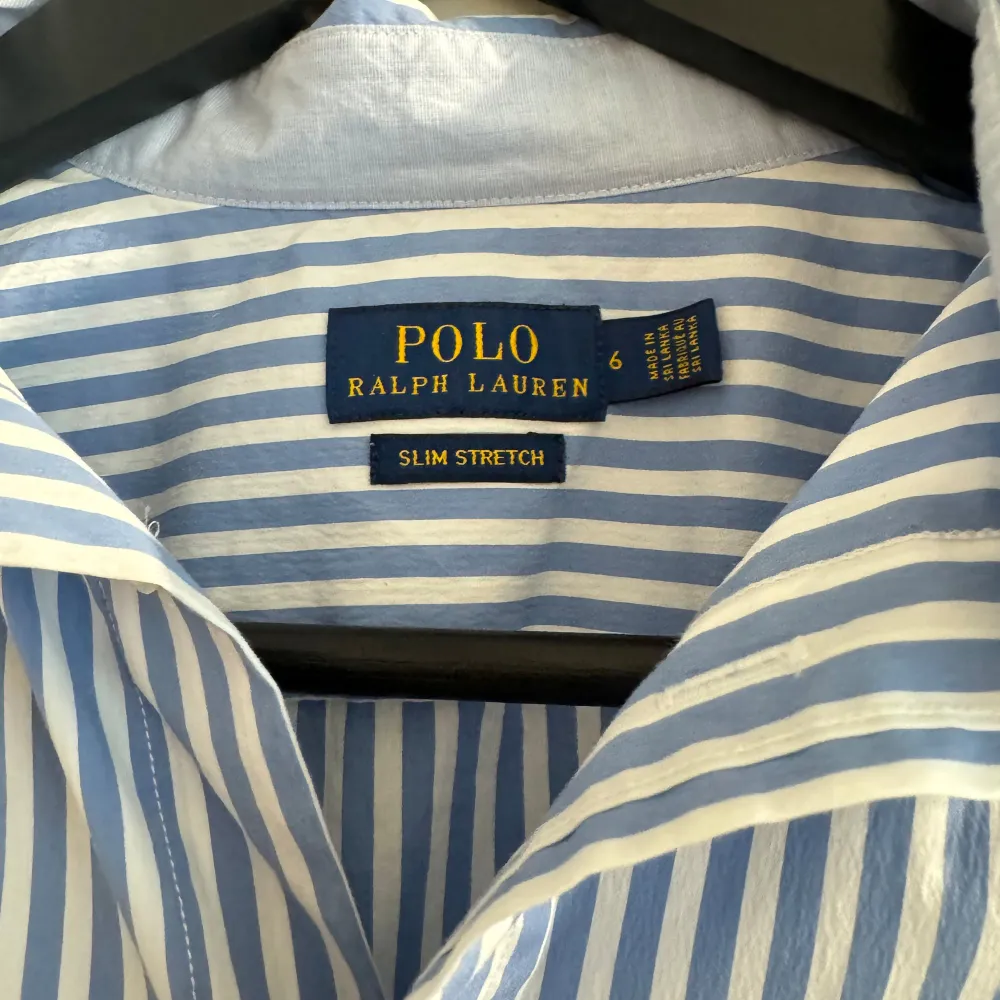 En randig dam skjorta/ blus från Ralph lauren.. Skjortor.