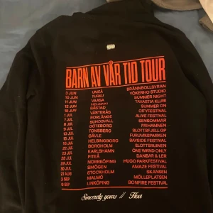 INTE MINA BILDER BE FÖR EGNA - Intressekoll på min hov1 hoodie  SÄLJER InTE för 1kr INTRESSEKOLL Bra skick