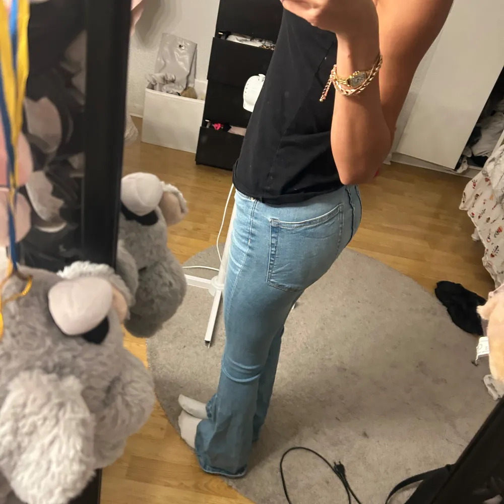 sitter så fint på! lite högre vid midjan men osäker om det är mid eller high-waist💕. Jeans & Byxor.