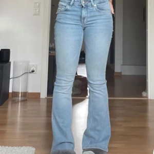 Lågmidjade jeans  - Lågmidjade bootcut jeans den lager 157. Byxorna är klippta till en kortare längd och passar för en ish 165 lång person. Pris kan diskuteras!🥰