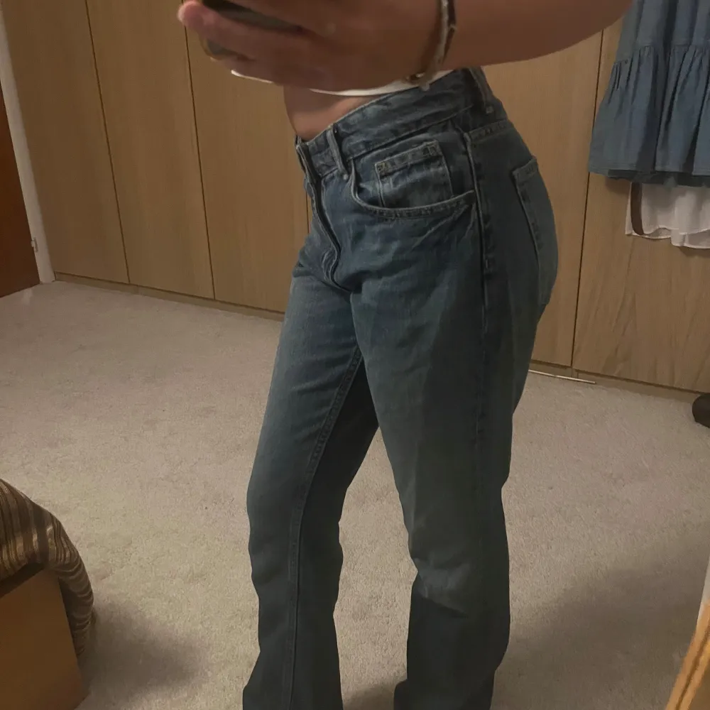 Säljer ett par jätte sköna utsvängda jeans från Zara. De är i jätte bra skick då jag bara använt de ett par gånger💗 Köpta för 500kr men är öppen till att diskutera pris❣️. Jeans & Byxor.