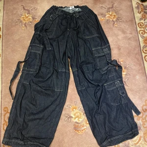BDG Baggy Cargo Coola - Dom är i nyskick, använd ett par gånger. Dyra byxor, köpte dom runt 2000kr. Priset kan också diskuteras.