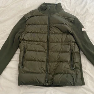 Moncler cardigan - Moncler cardigan i skick 8/10, storlek L men passar även M. Skriv vid frågor och bilder.