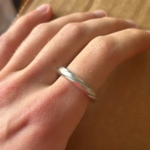 Stainless Steenl ring  - En fin ring i storlek 18 mm i diameter.   Helt ny, ej använd i vardagsbruk.